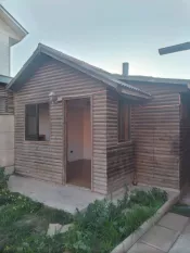 Se arrienda habitación exterior tipo cabaña con baño propio.