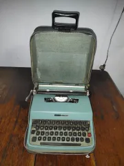 Vendo máquina de escribir antigua marca Olivetti Lettera 32, en buen estado. Una verdadera reliquia.