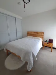 Cama Matrimonial de madera de pino – Excelente Estado (Como Nuevo)